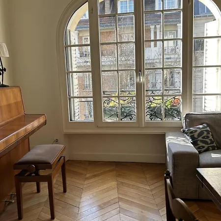 Comfortable Near Belleville Apartment Paris